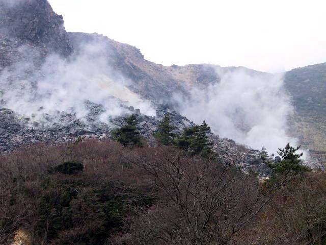 湯煙を噴出している伽藍岳