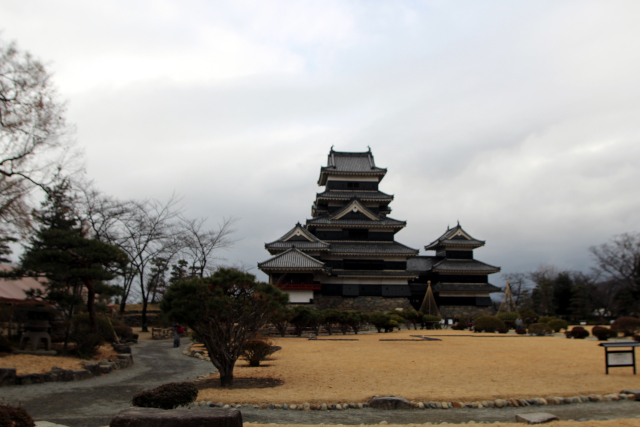 本丸御殿跡と松本城１
