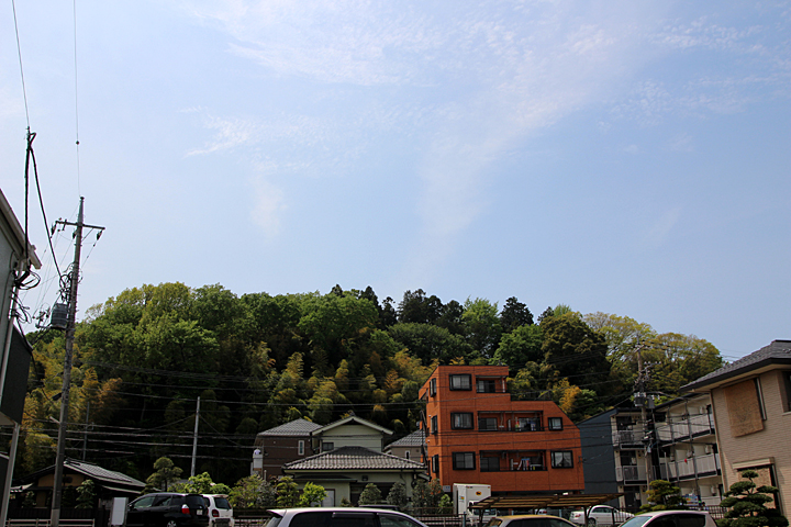 奥の小高い山が片倉城です