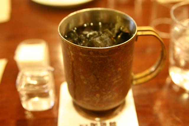 アイスコーヒーは銅製製のカップでサーブされます