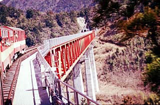 レインボーブリッジを行く井川線トロッコ列車