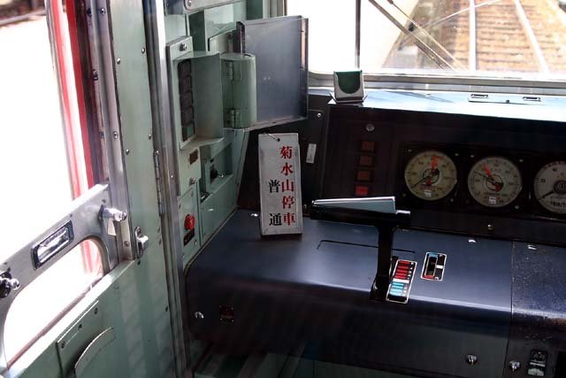 菊水山停車の普通列車の運転席