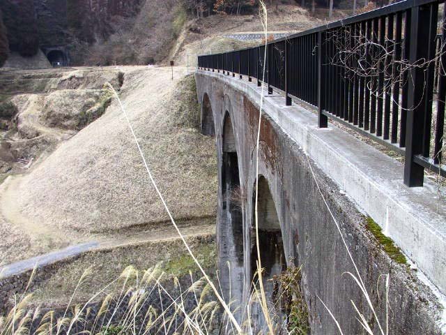塩井川橋梁は完全に風景の一部と化している