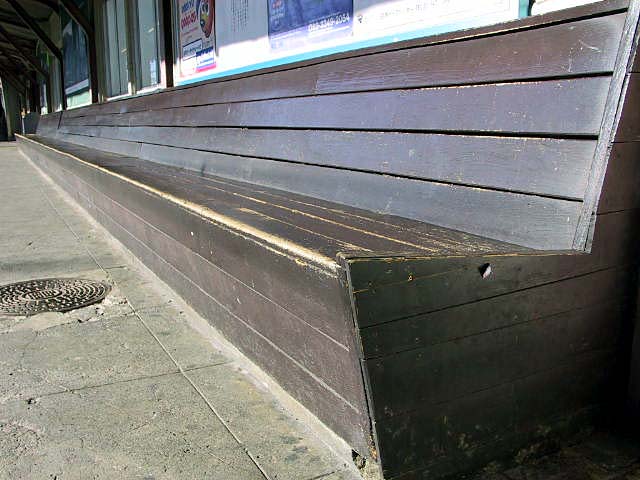 これぞ昭和の木造ベンチ
