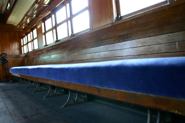 1927年開業の世田谷代田駅にあった木製のベンチと同じオーラを感じました