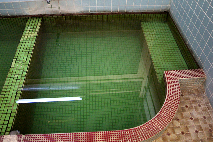 奥の浴槽には半身浴用に腰掛けが設置されている