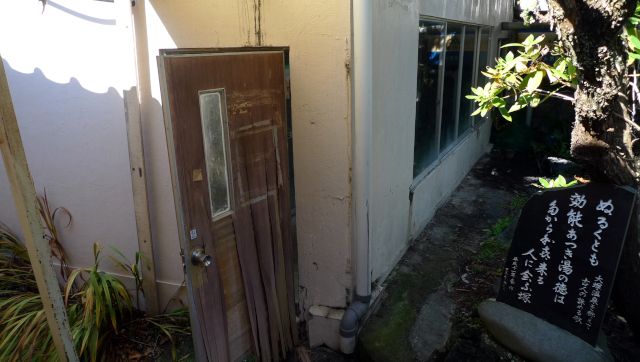 旧館の混浴露天風呂へ向かう扉