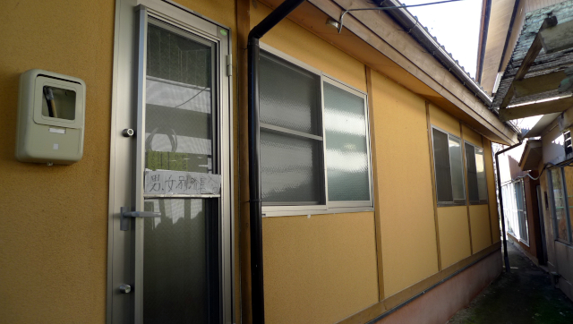 新館の男女別浴室へ向かう扉