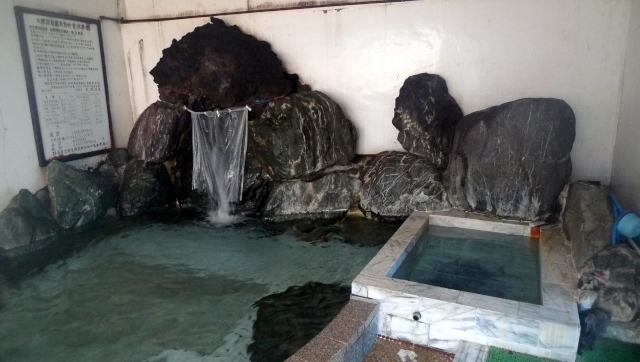 旧館の混浴岩風呂1