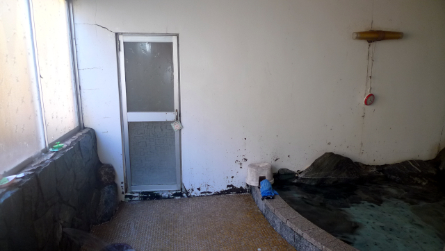 扉の向こうはトイレでした