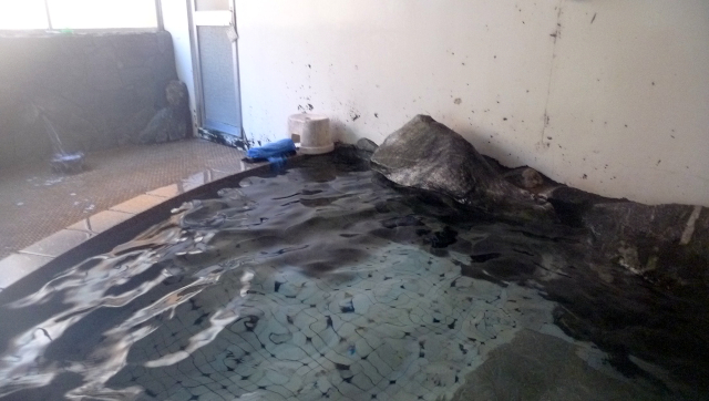 旧館の混浴岩風呂3