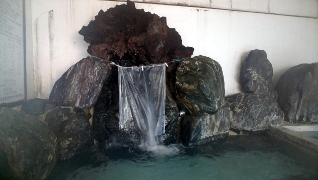 旧館の混浴岩風呂4