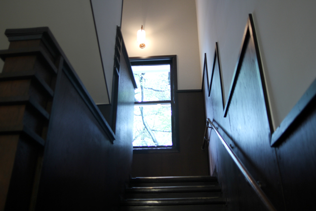 階段の側壁にはモダンな意匠が施されている