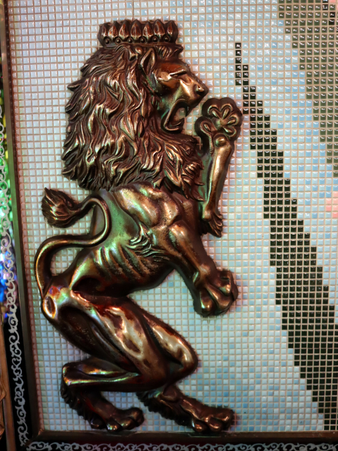 タイル画の隅には擬人化されたライオンがいます