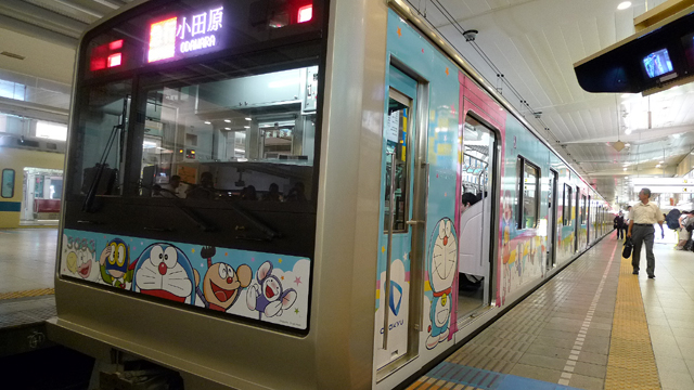 F-TRAINの特徴を紹介するにはこのアングルがベストかな？　新宿駅