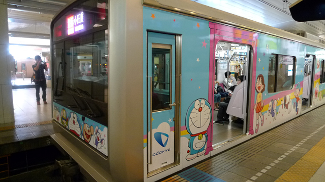 新宿駅でF-TRAINを撮影している人がたくさんいました　新宿駅