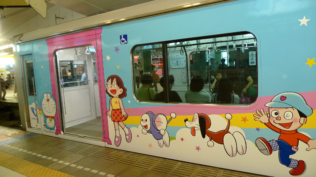 ドラえもんに混じってマイナーなキャラクターも脚光を浴びました　新宿駅