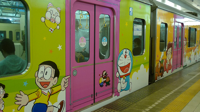 8号車にエスパー魔美を発見、単体で撮っておけば良かった　新宿駅