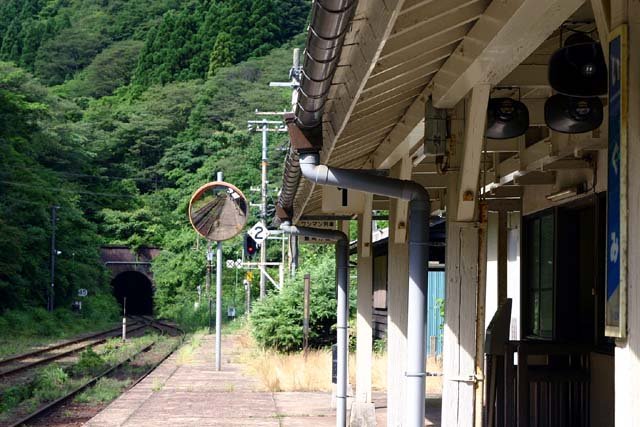 駅舎横から鳥取方面のトンネルを望む