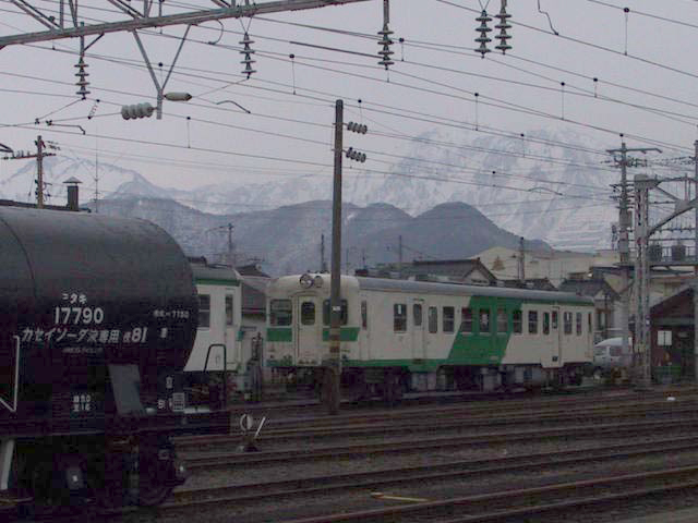 貨物列車、キハ52、雪山