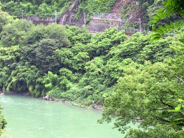 飯田線に寄り添うように流れる米川