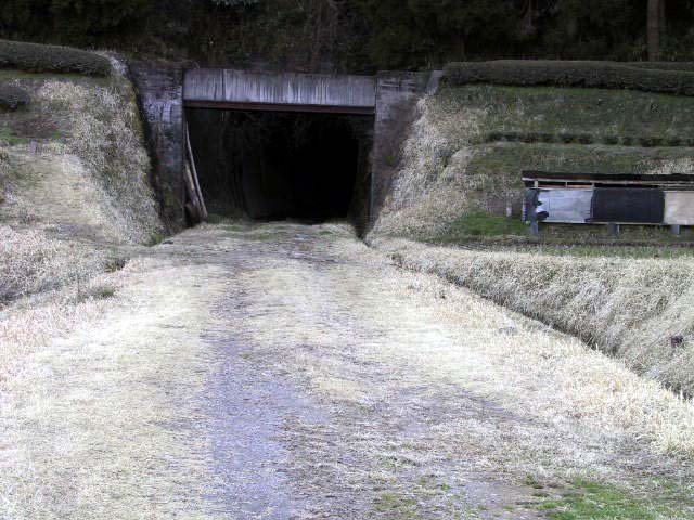トンネルの前は築堤がある