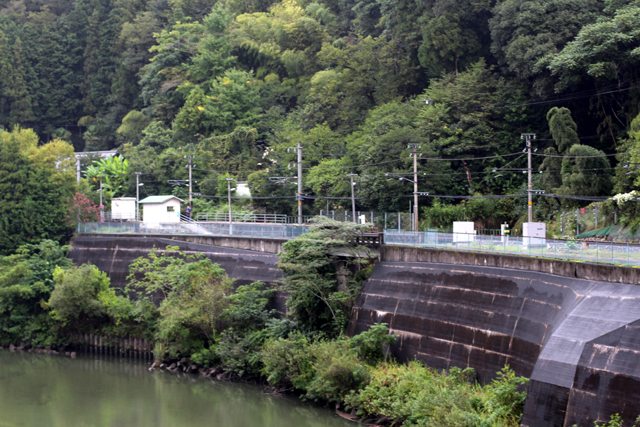 和知野川にかかる天竜橋から見ると崖の際に駅がへばり付いているように見え、左奥には民家らしきものが見える