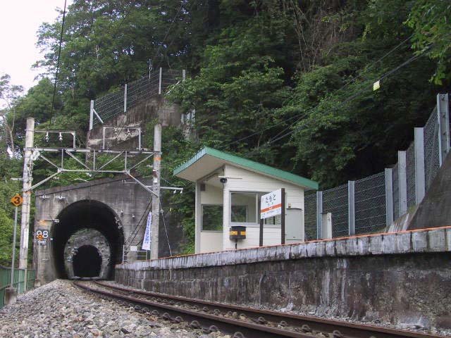 トンネルにはさまれた駅